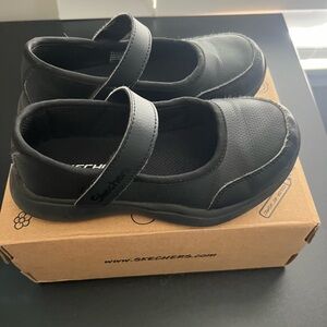 School girls shoes Sketchers size 11